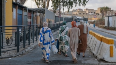 El Gobierno prepara el traslado urgente a la Península de 500 niñas migrantes desde Ceuta