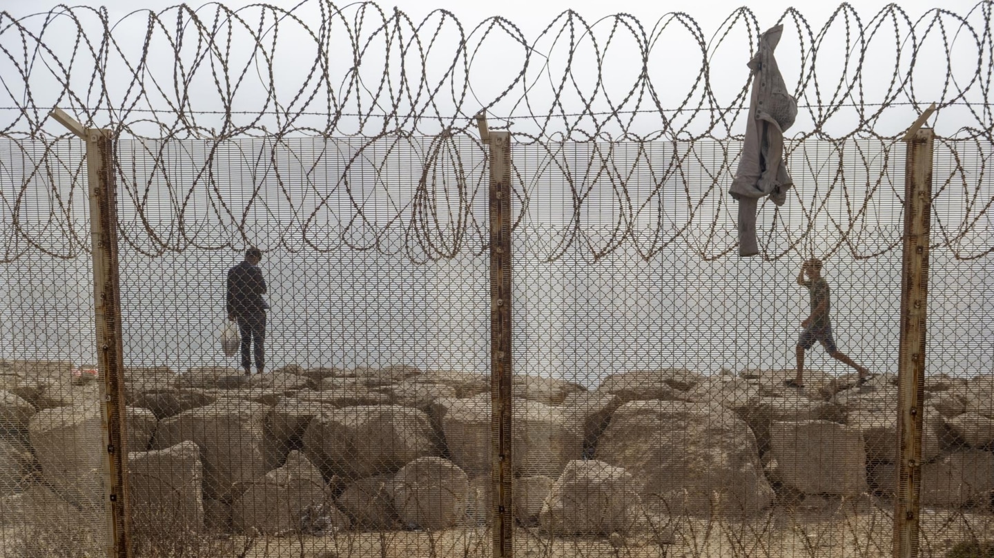 Varios migrantes de vuelta de Ceuta en el puesto fronterizo de Bab Sebta, en Marruecos.