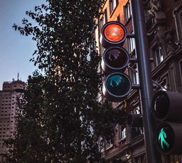 El cambio de la DGT en la luz ámbar de los semáforos que afectará a todos los conductores