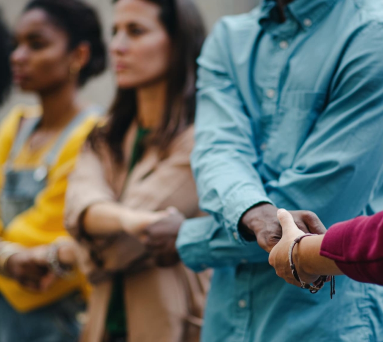 Un estudio demuestra cómo la mentoría social mejora la integración y el bienestar de los migrantes