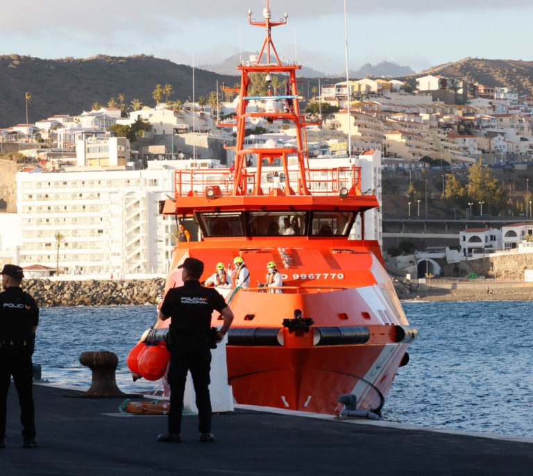 Interceptan a 12 migrantes tras llegar en patera al Hotes Riu Palacede de Formentera