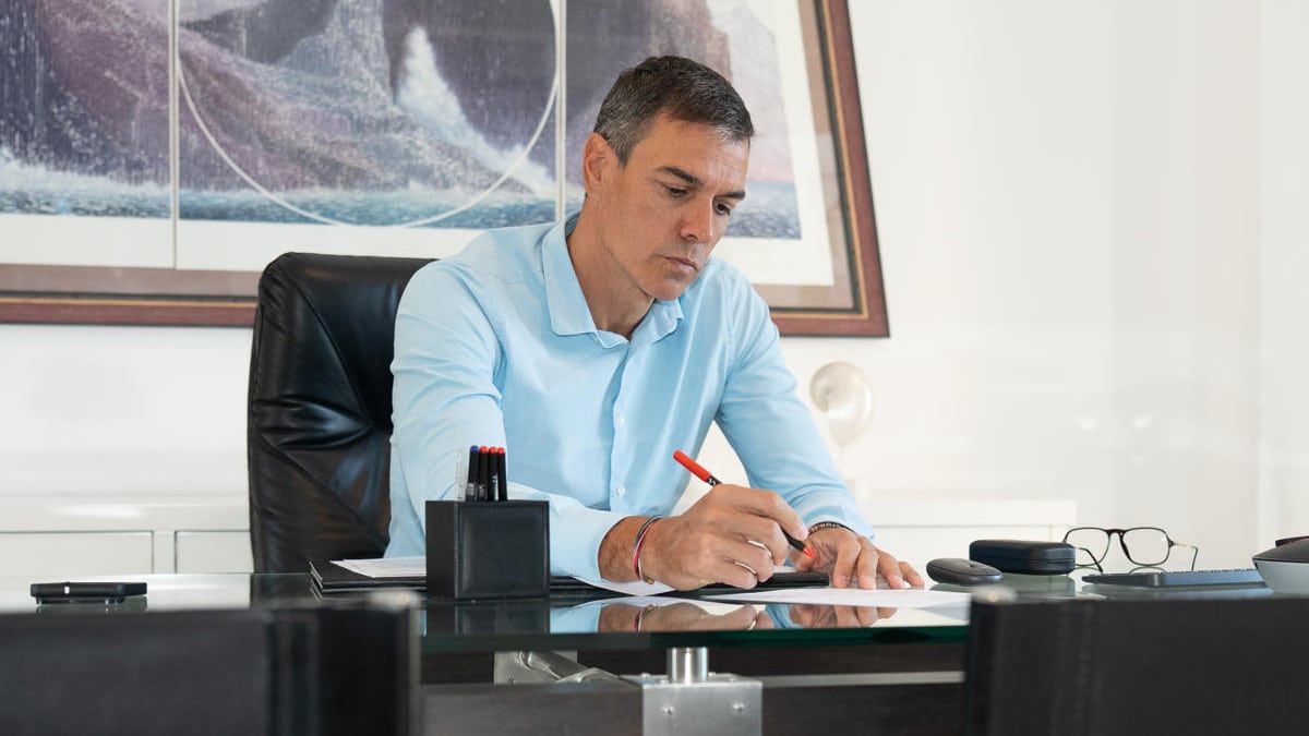 Pedro Sánchez durante una reunión desde La Mareta, en Lanzarote, el pasado 17 de agosto.