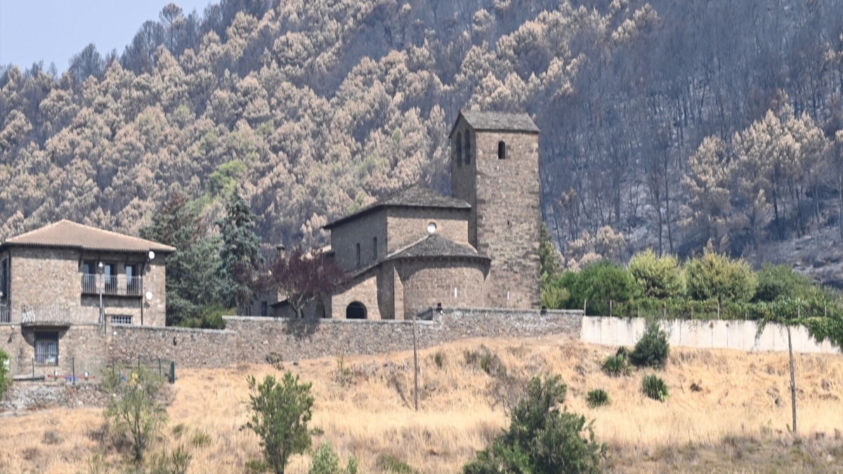 La UME rescata los bienes de valor de San Juan de la Peña ante el avance de las llamas