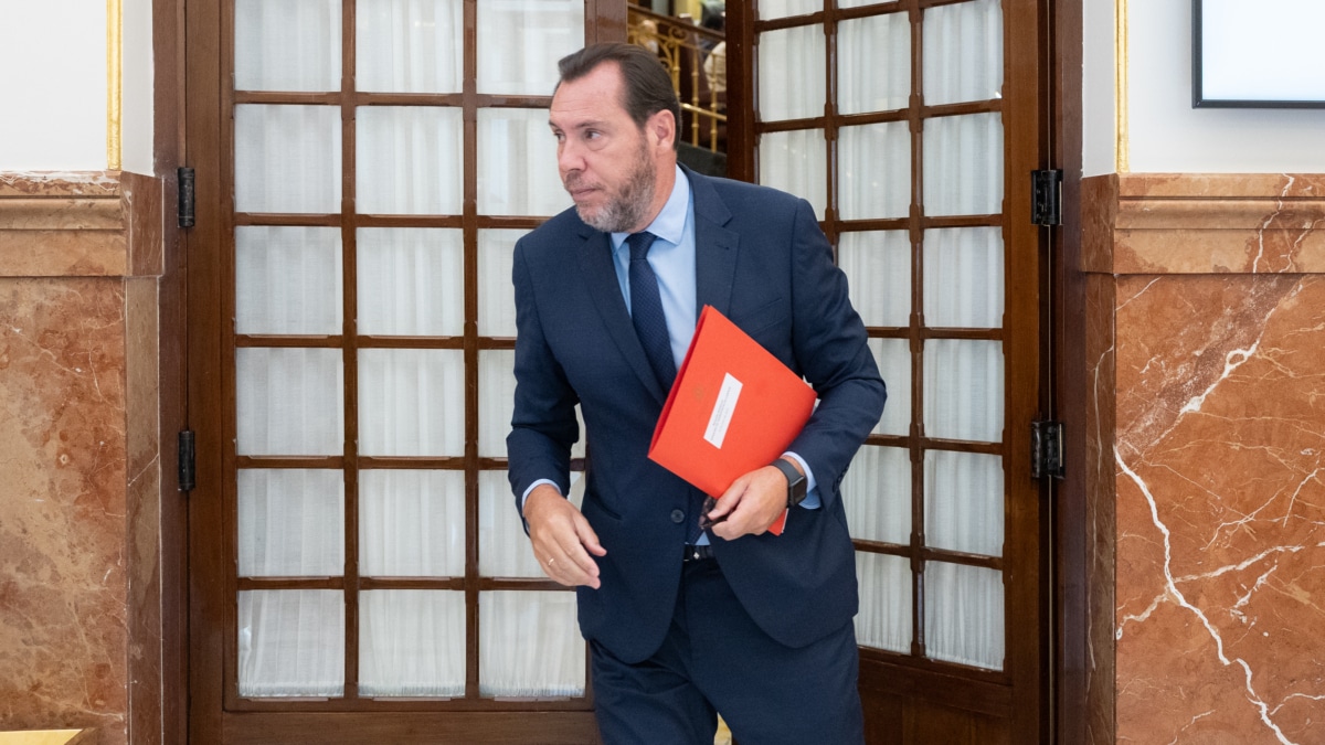 El ministro de Transportes y Movilidad Sostenible, Óscar Puente, durante la celebración de una sesión extraordinaria del Pleno del Congreso de los Diputados, en julio pasado.