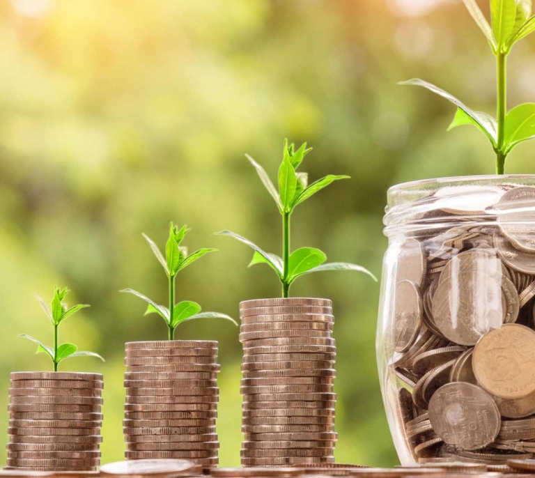 Interés compuesto explicado con casos reales: cuánto tiempo necesitas para duplicar tus ahorros
