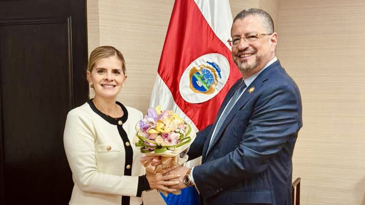 Laura Fernández Delgado, presidenta electa de Costa Rica, junto al presidente Rodrigo Chaves durante su primera reunión tras las elecciones.