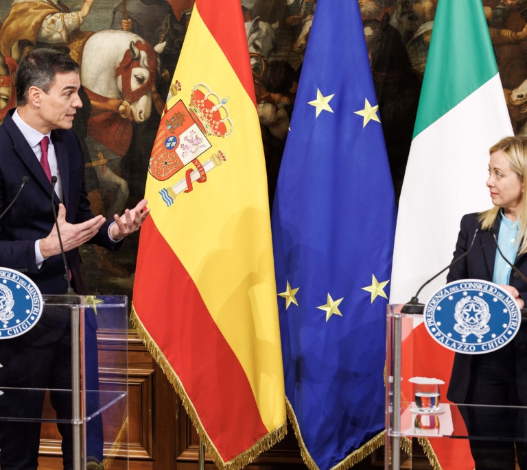 La bronca diplomática del verano: por qué Meloni se enzarza con Sánchez por la cuestión migratoria