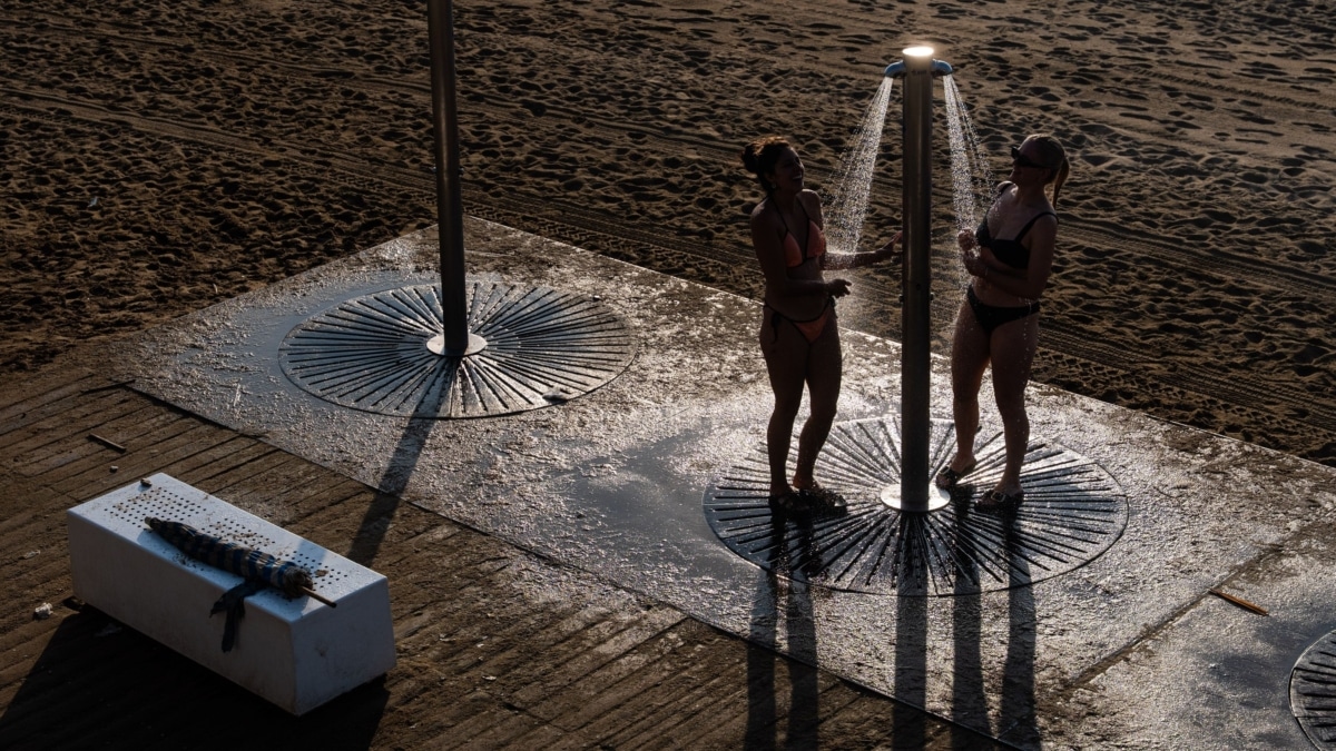 Dos personas en una playa de Barcelona, España