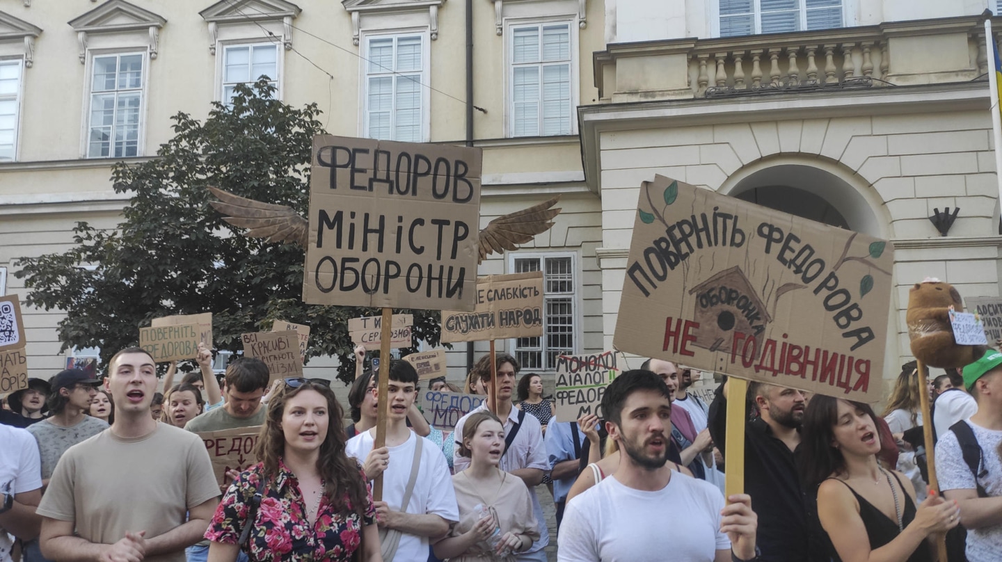 Miles de manifestantes en toda Ucrania siguen demandando que Mijailo Fédorov sea restituido como ministro de Defensa