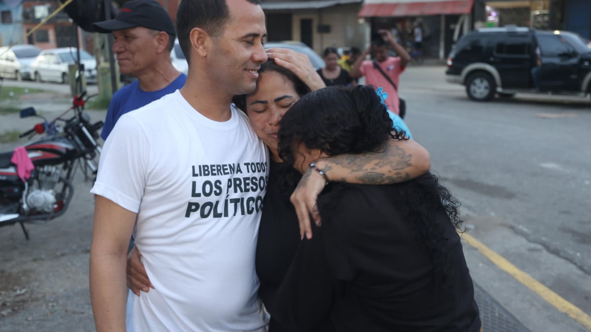 Merwin Vázquez (i) abraza a sus familiares tras ser excarcelado del centro penitenciario Rodeo 1, en Guatire.