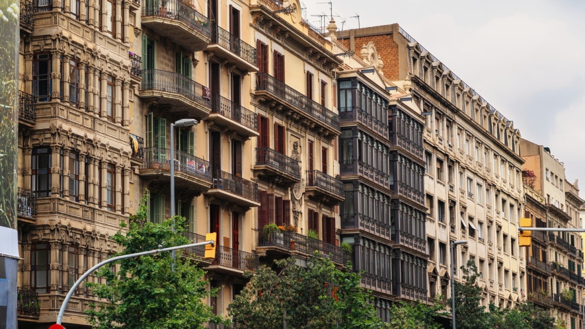 Hilera de edificios antiguos de estilo clásico en Barcelona, España.