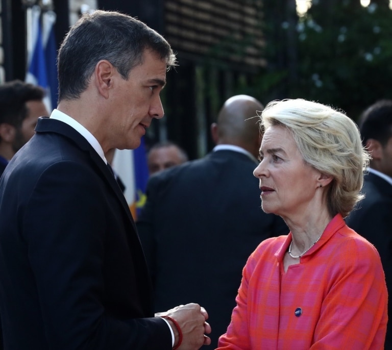 Von der Leyen garantiza a Sánchez que la UE no cederá al chantaje migratorio y avala el uso de "barreras físicas"