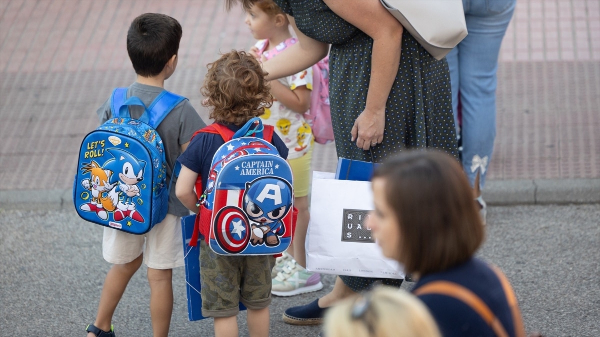 Dos niños el primer día de colegio