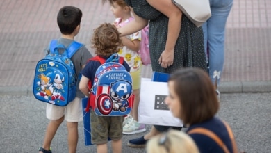 Sin vacaciones por los libros de texto: un 20% de las familias españolas renuncia al verano para pagar la 'vuelta al cole'