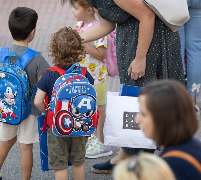 Sin vacaciones por los libros de texto: un 20% de las familias españolas renuncia al verano para pagar la 'vuelta al cole'