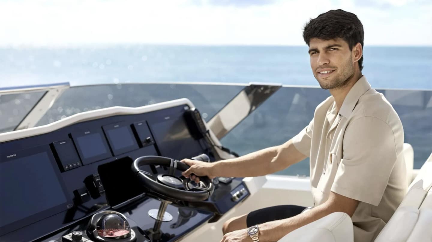 El tenista Carlos Alcaraz prueba los catamaranes de la empresa Sunreef.