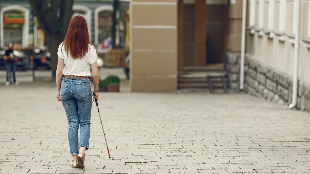 Una mujer ciega caminando por la calle