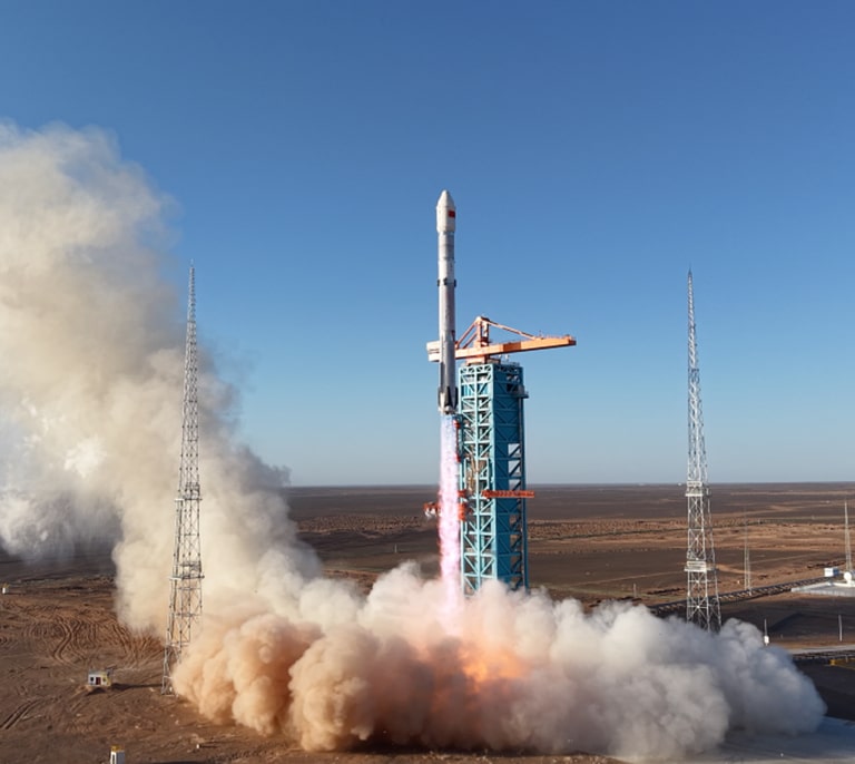 China da otro paso más en la carrera espacial al recuperar un cohete en tierra