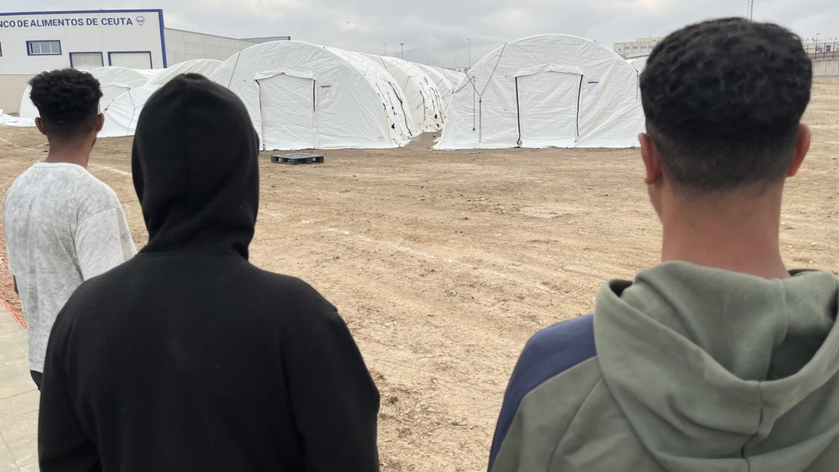 Tres inmigrantes en Ceuta