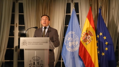 Albares recibe de Marruecos garantías de "plena colaboración" para devolver a los migrantes de Ceuta