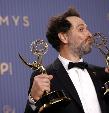 Matthew Rhys con sus dos premios Emmy