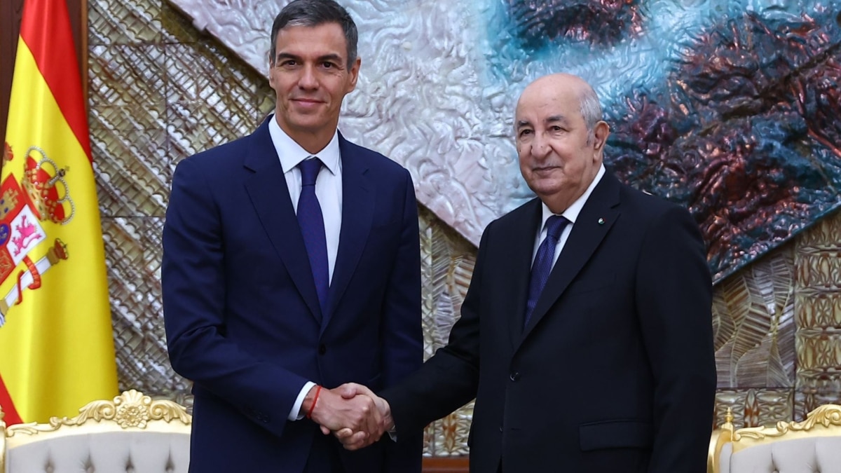 El presiente del Gobierno, Pedro Sánchez, es recibido por el presidente de la República Argelina Democrática y Popular, Abdelmajid Tebboune.
