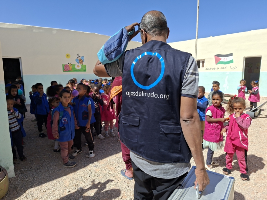 Abdala Ahmed Salek llega a una escuela infantil para una revisión ocular