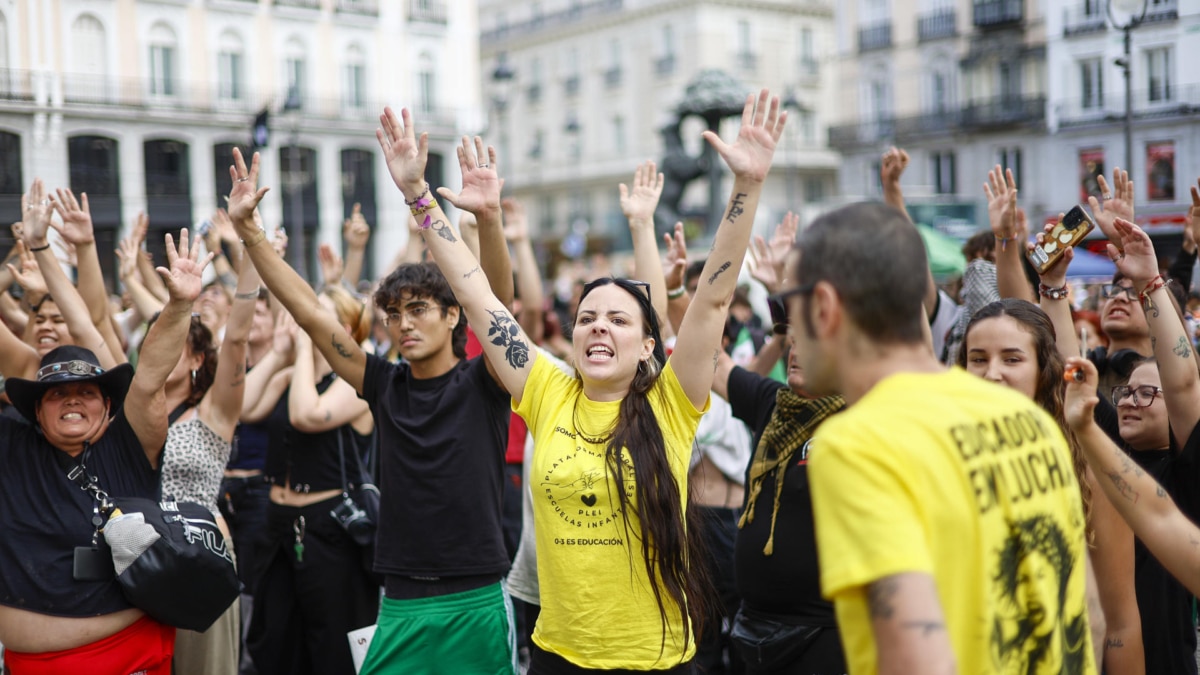 Vista de la Puerta del Sol donde unas mil personas llevan acampadas ya tres noches.