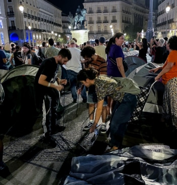 Acampada y sentada masiva en la Puerta del Sol "por el derecho [...]
