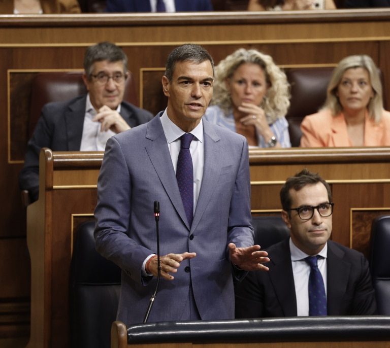 Sánchez reprocha al PP sus "palos en la rueda" en Ceuta tras exigir Feijóo que saque ya a los migrantes
