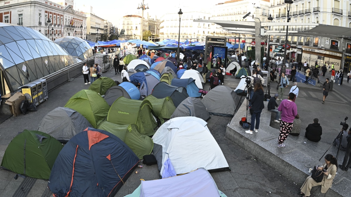 MADRID (ESPAÑA), 29/09/2026.- Vista de la acampada de la Plaza de Sol donde más de mil personas permanecen este martes desde hace ya tres noches en protesta por la situación de la vivienda, entre la alegría por el acuerdo para que Maricarmen vuelva a su casa y la expectación por el real decreto que se pretende aprobar hoy en el Consejo de Ministros. EFE/ Fernando Villar