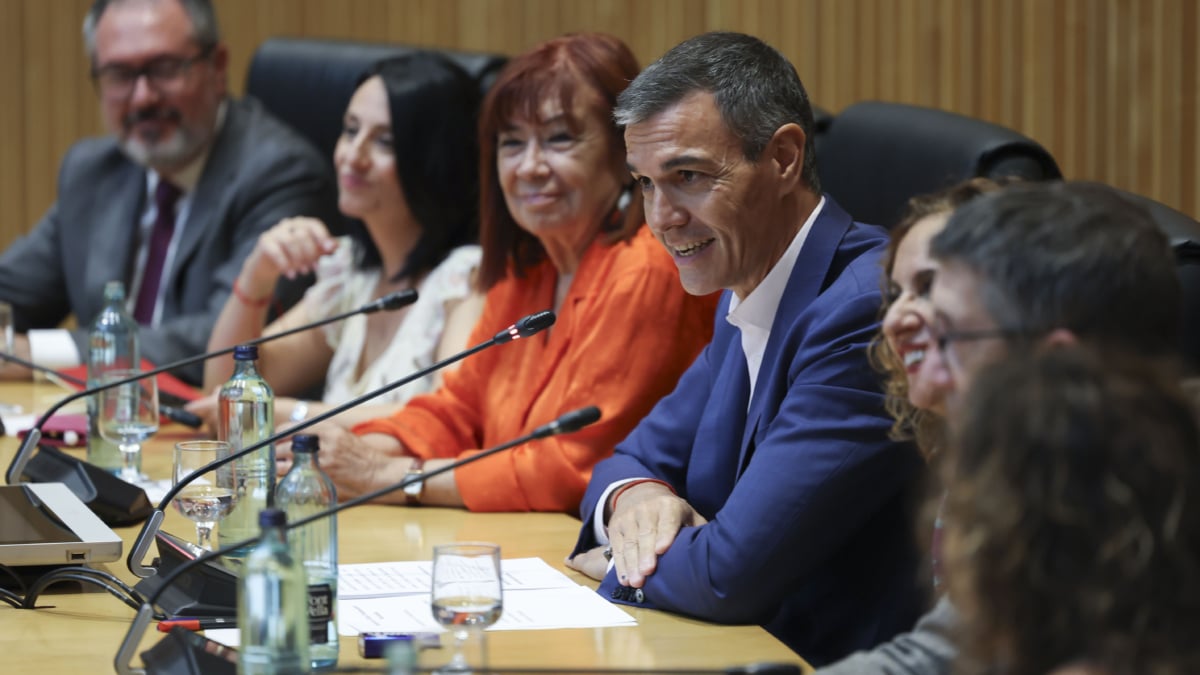 MADRID, 07/09/2026.-El presidente del Gobierno y líder del PSOE, Pedro Sánchez, ha pedido a los parlamentarios socialistas que se "vacíen" y echen "el resto" en lo que queda de legislatura porque asegura que ahora hay que "ir a por más". En su intervención en el Congreso en una reunión interparlamentaria con diputados, senadores y europarlamentarios socialistas, Sánchez ha agradecido su trabajo y les ha dicho que ahora hay que ir "a por más, a por mucho mas" de aquí al final de la legislatura.-EFE/ Kiko Huesca