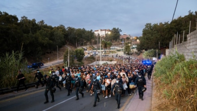 La policía traslada a 864 migrantes de Ceuta a una nueva instalación acondicionada