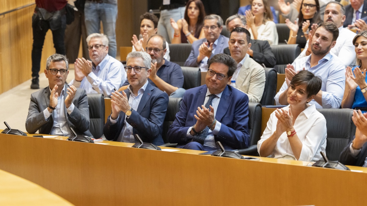 La titular de Vivienda, Isabel Rodríguez, junto con los ministros (i-d) Félix Bolaños, Arcadi España y Óscar López, este 7 de septiembre de 2026 en el Congreso, en la reunión interparlamentaria socialista presidida por Pedro Sánchez.