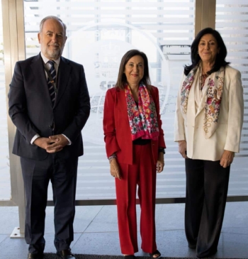 Defensa distribuye una imagen de Margarita Robles en el CNI junto a [...]