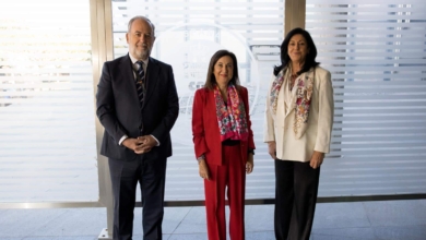 Defensa distribuye una imagen de Margarita Robles en el CNI junto a su directora, Esperanza Casteleiro