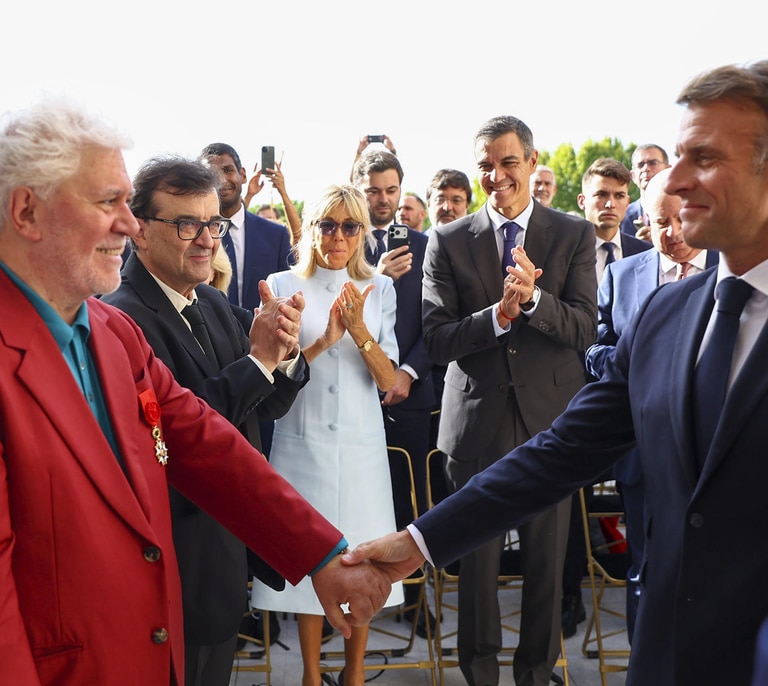 Los Macron se despiden de España con Almodóvar y Cercas entre los protagonistas: las mejores imágenes de su visita