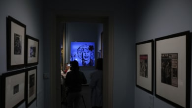 'Cayetana. Grande de España': la exposición sobre la duquesa de Alba que murió vistiendo hippie con caftanes y flores en el pelo
