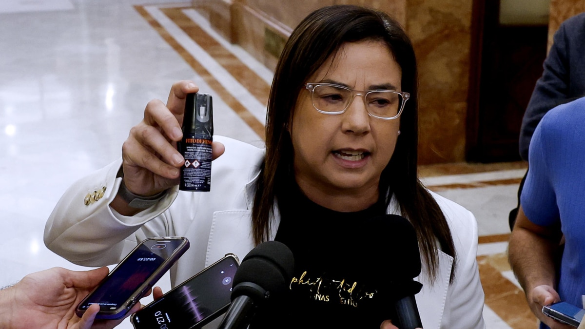 La diputada del PP, Ana Belén Vázquez muestra a los medios un bote de gas pimienta que ha enseñado en su interpelación al ministro del Interior, Fernando Grande-Marlaska y por el que ha sido expulsada en la sesión de control al Gobierno celebrada este miércoles en el Congreso.