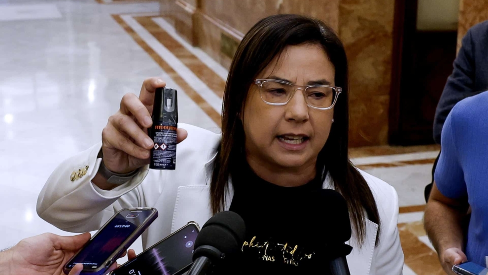 La diputada del PP, Ana Belén Vázquez muestra a los medios un bote de gas pimienta que ha enseñado en su interpelación al ministro del Interior, Fernando Grande-Marlaska y por el que ha sido expulsada en la sesión de control al Gobierno celebrada este miércoles en el Congreso.