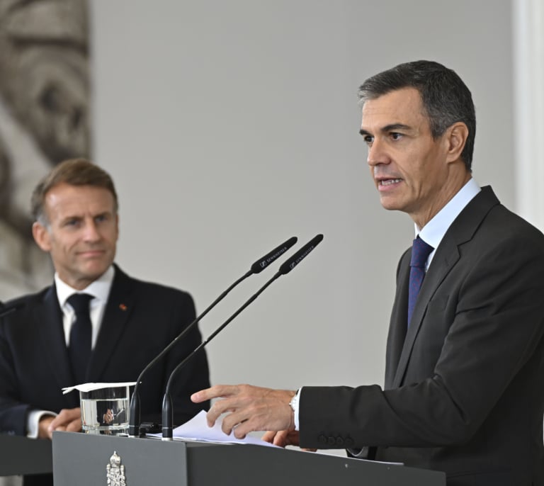 Moncloa niega que Vivas intentara contactar 10 veces con Sánchez: "Pidió hablar una con él y se hizo"