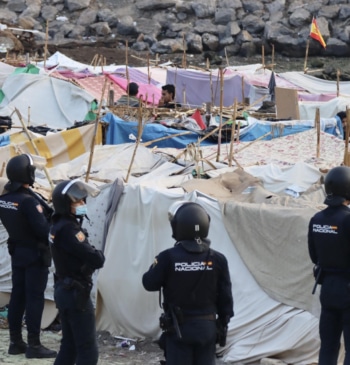 Expulsados de España tres inmigrantes que intentaron llevarse por la fuerza a [...]