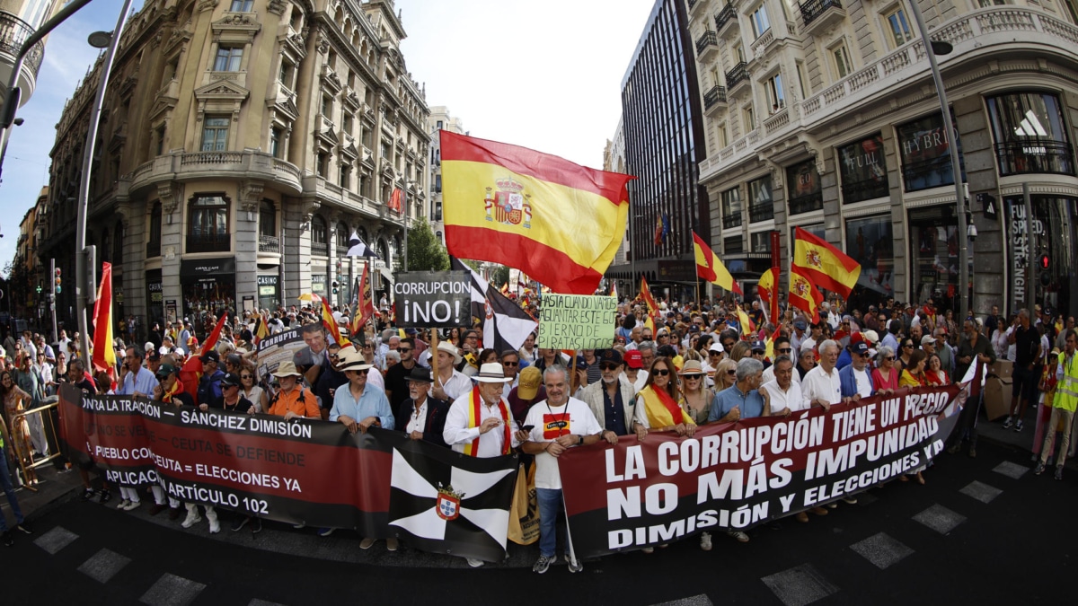 Decenas de miles de personas se manifiestan en Madrid contra Pedro Sánchez