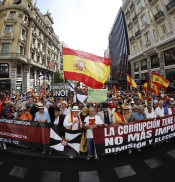 Decenas de miles de personas se manifiestan en Madrid contra Pedro Sánchez