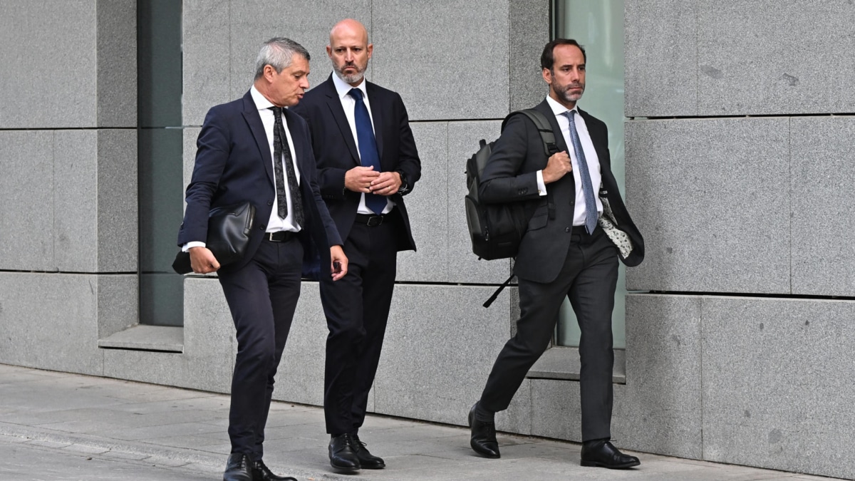 El ex consejero delegado de Plus Ultra Roberto Roselli (c) llega a la Audiencia Nacional este martes.