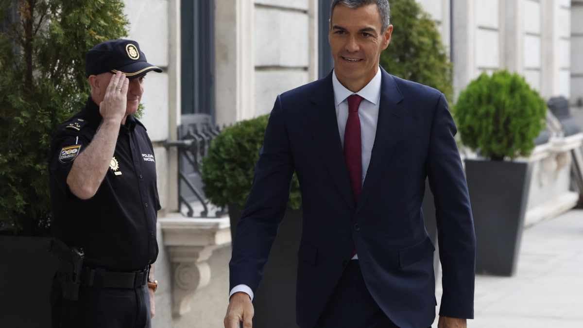 MADRID, 09/09/2026.- El presidente del Gobierno, Pedro Sánchez, a su llegada a la primera sesión de control del Congreso del curso político, este miércoles. EFE/ J.J. Guillén