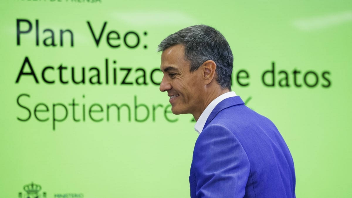 MADRID, 14/09/2026.- El presidente del Gobierno, Pedro Sánchez, a su llegada a la presentación de la segunda fase del Plan Veo, que contempla ayudas de 100 euros para la compra de gafas y lentillas para menores de 16 años, y del que se han beneficiado ya 454.650 niños y adolescentes en los casi nueve meses que lleva en marcha. EFE/ Daniel González