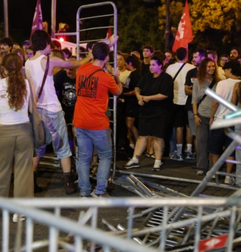 Tensión en Barcelona ante la presencia de Sánchez: manifestantes tiran vallas y [...]