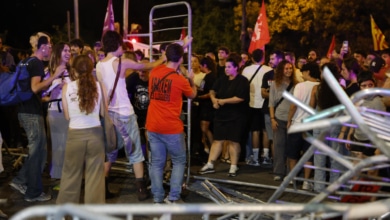 Tensión en Barcelona ante la presencia de Sánchez: manifestantes tiran vallas y cortan la Diagonal por la vivienda