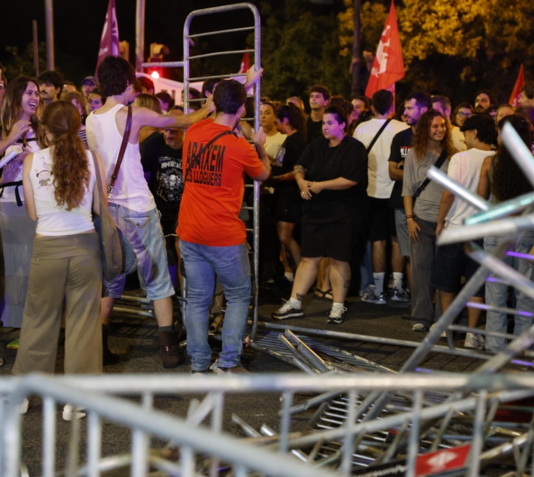 Tensión en Barcelona ante la presencia de Sánchez: manifestantes tiran vallas y cortan la Diagonal por la vivienda